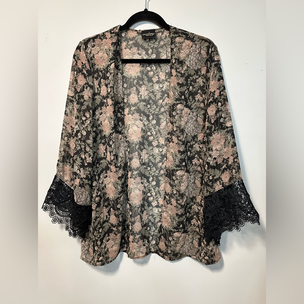 Flowy Floral Cardigan with Lace Wrist Detail Size S